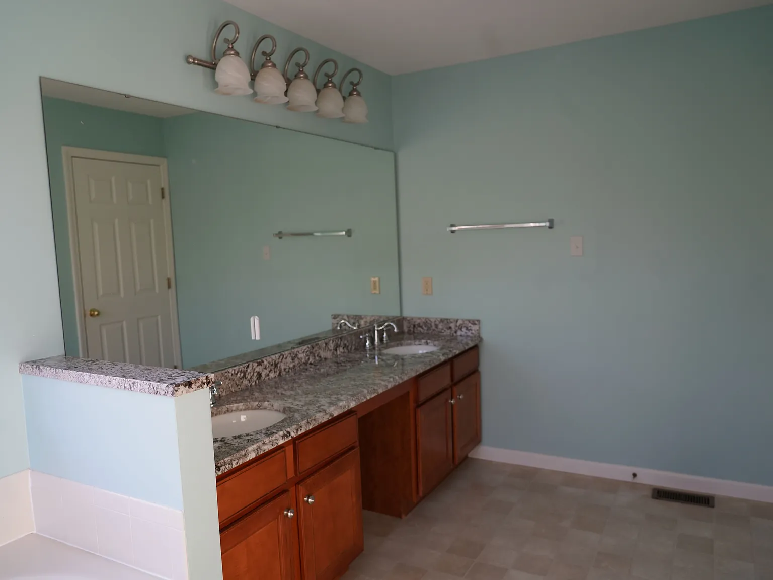 4 bed, 3184 sqft, $3,350 — Photo 4