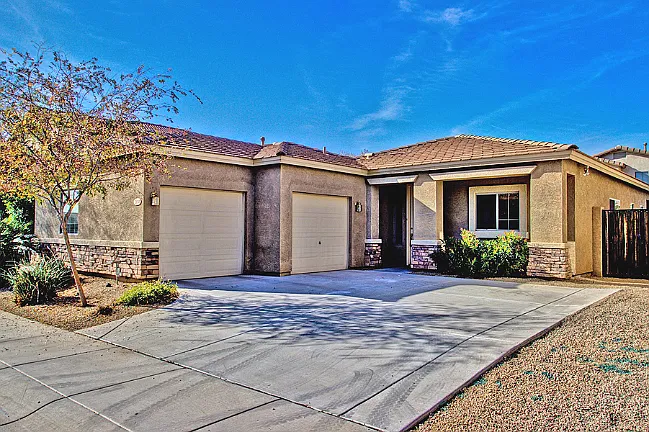 2050 N Arbor Ln — Photo 1