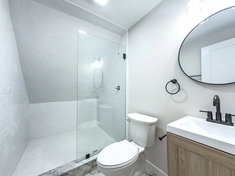 560 Howard Ave — Photo 5