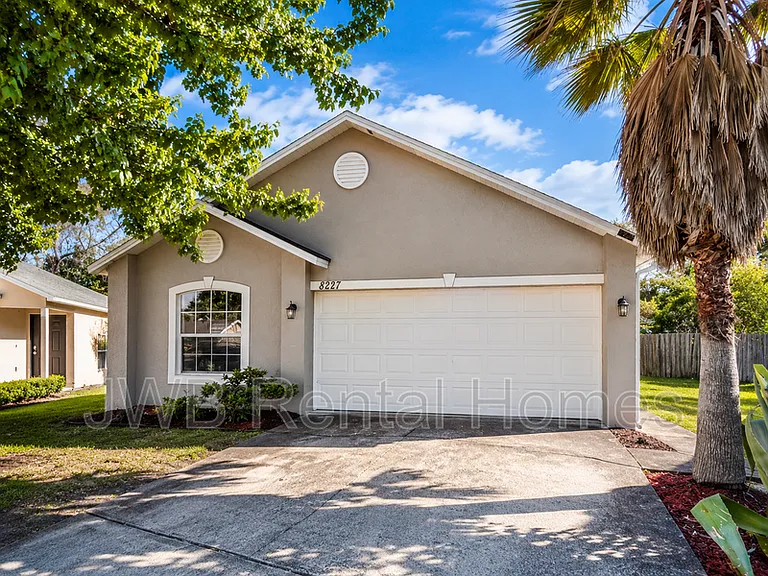 8227 Oak Crossing Dr W — Photo 1