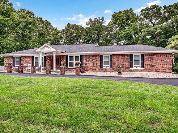 3rd image of 17 Oak Forest Dr