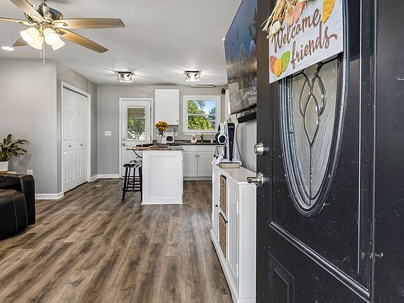 3rd image of 402 Lealand Ln