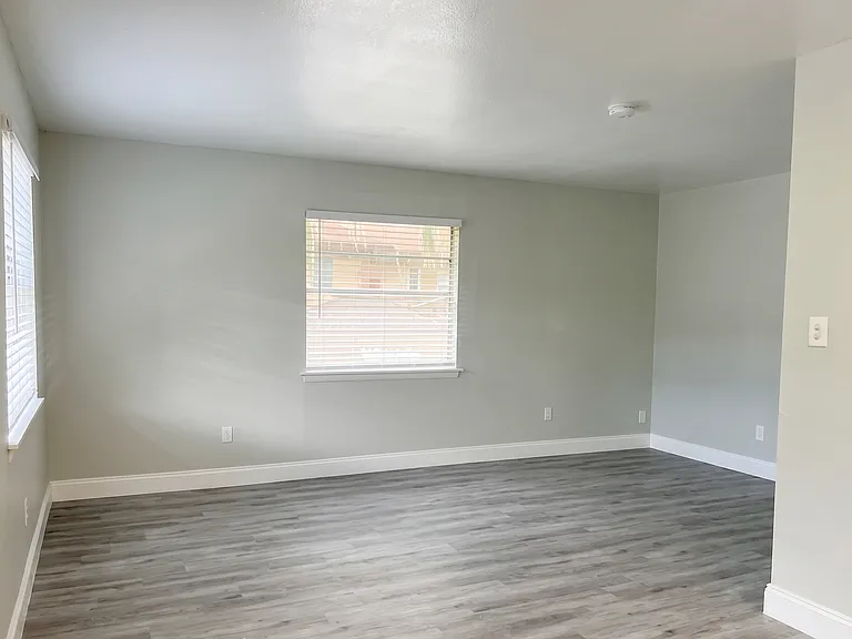 Salisbury Apartments — Photo 7