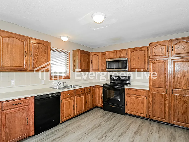 930 Lexington Park — Photo 6
