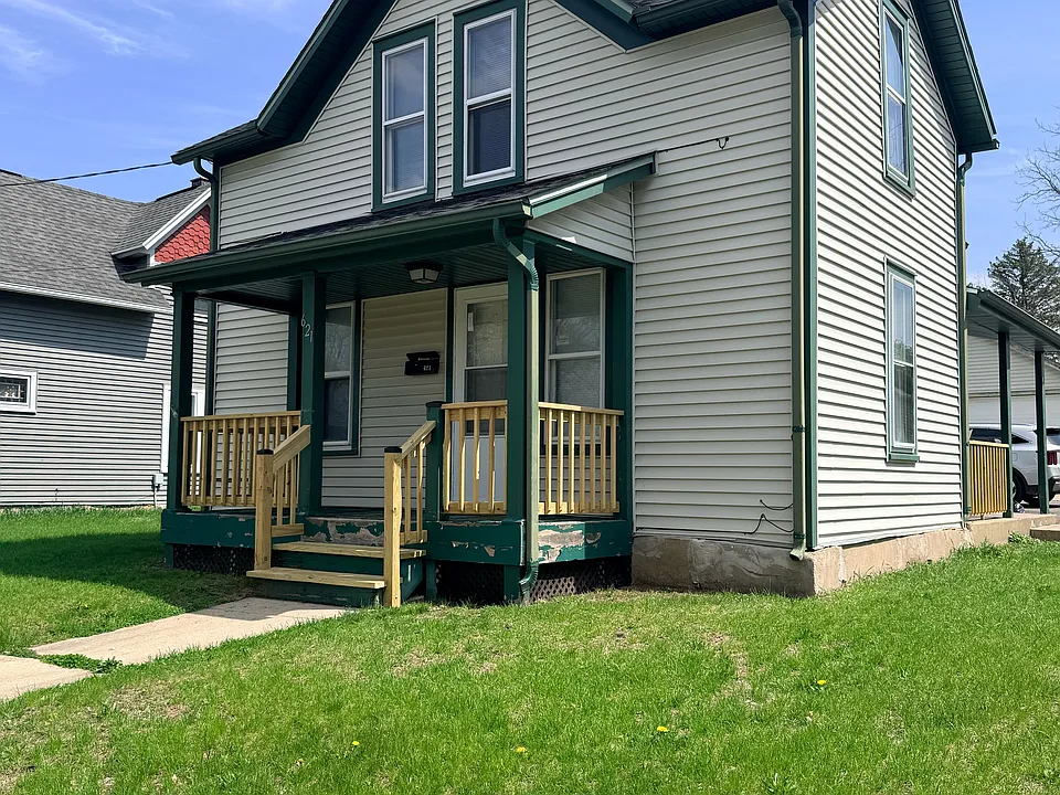 621 Hackett St