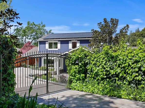 22 La Cuesta Rd, Orinda, CA 94563