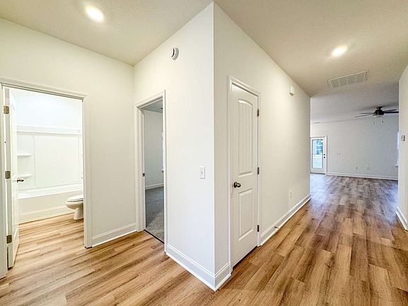 3rd image of 118 McClelland Loop NE