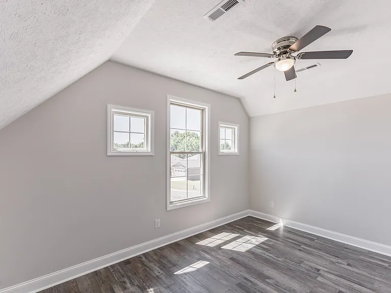 117 James Bowie Dr — Photo 23
