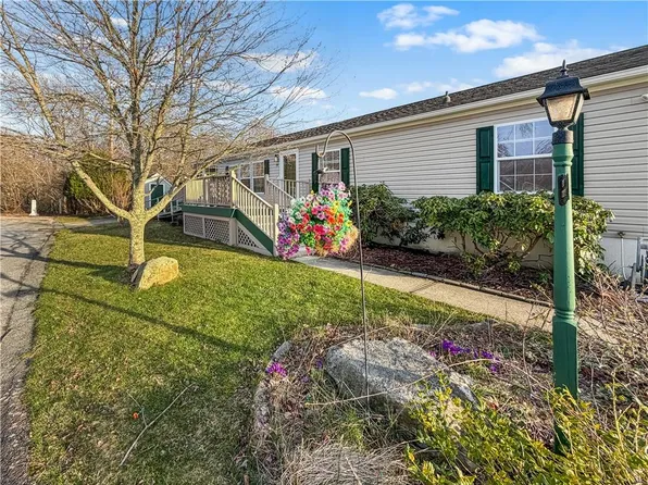 71 Blackbird St, Tiverton, RI 02878