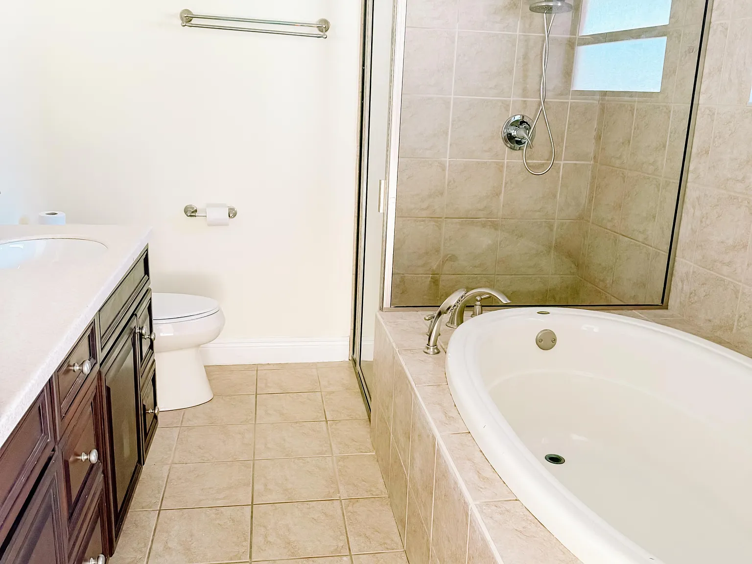 4 bed, 3.0 bath, 2315 sqft, $1,299 — Photo 2