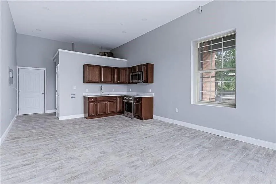 387 Broad St — Photo 2
