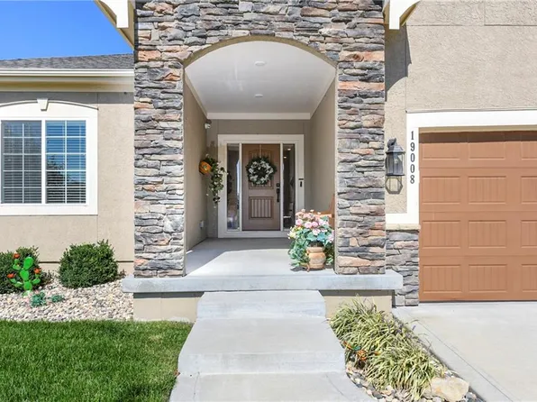 19008 W 189th St, Spring Hill, KS 66083