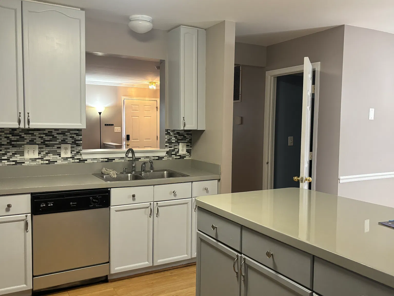4 bed, 3.5 bath, 2600 sqft, $2,699 — Photo 2