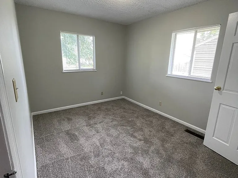 2105 Brady Ln — Photo 7