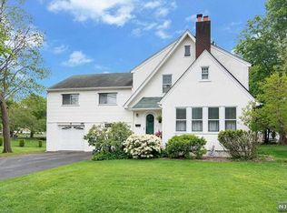 9 Oak St, Oakland, NJ 07436