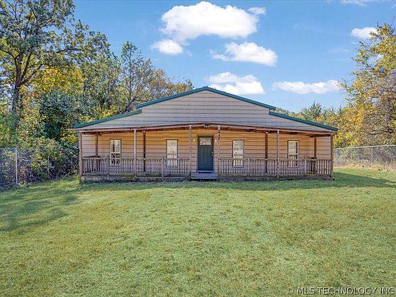 3rd image of 136 Pine St