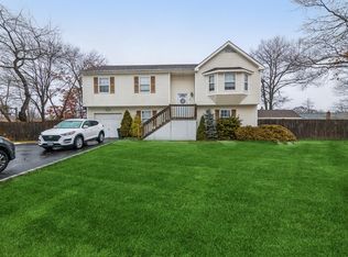 21 Yerk Ave, Ronkonkoma, NY 11779