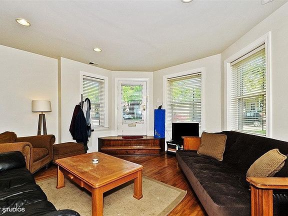 2nd image of 1427 W Pratt Blvd #G