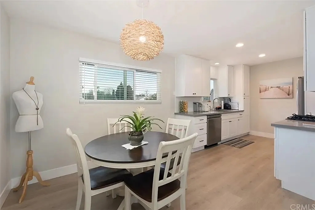 2 bed, 900 sqft, $3,300 — Photo 3