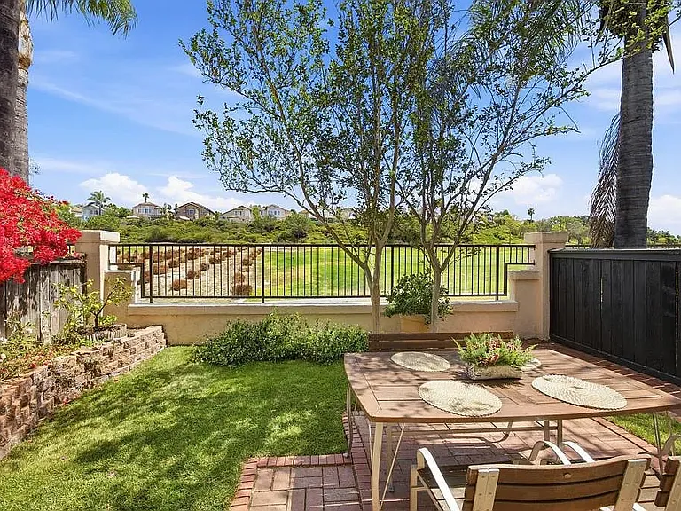 2370 Greenbriar Dr #C — Photo 2