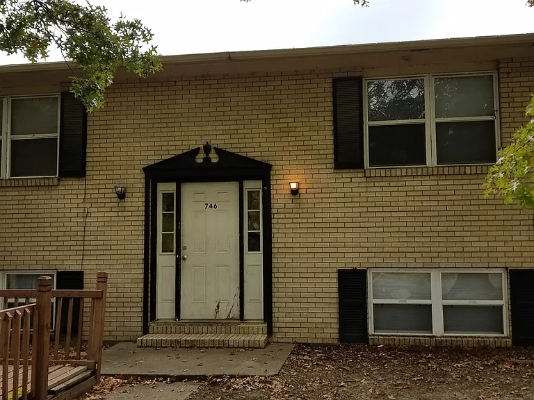 746 Demaret Dr — Photo 2