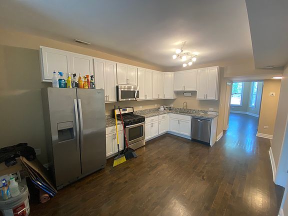 3rd image of 3627 W Oakdale Ave APT 2