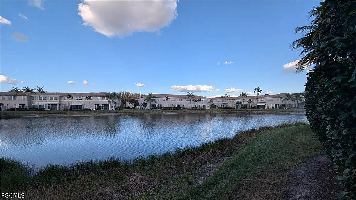 3 bed, 2.5 bath, 1650 sqft, $1,875 — Photo 2