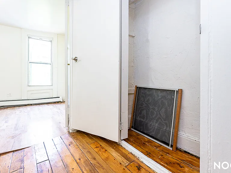 33 Montrose Ave #3T — Photo 13