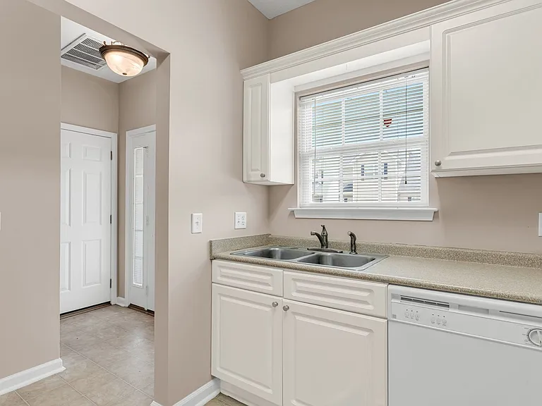 13 Cypress Ln — Photo 5