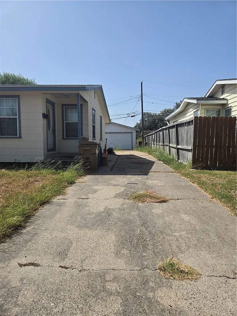 2 bed, 1.0 bath, 872 sqft, $1,500 — Photo 2