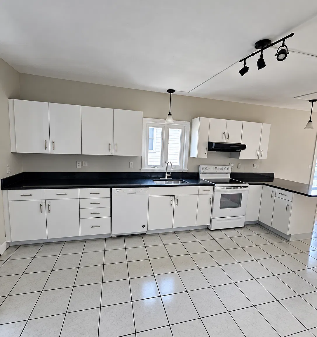3 bed, 1.0 bath, 1000 sqft, $3,000 — Photo 3