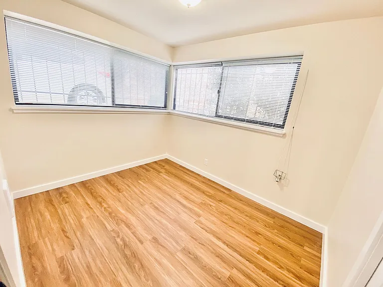 515 East Denny Apartments — Photo 20