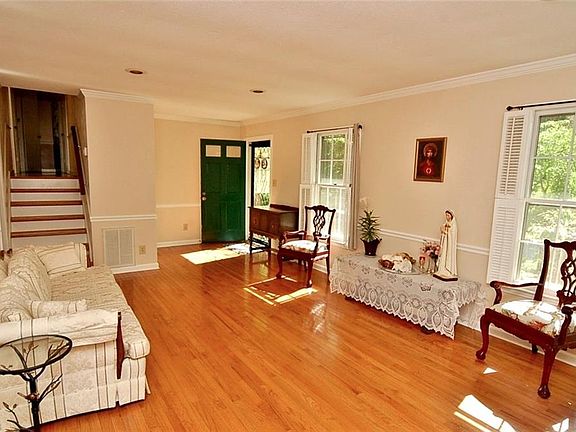 3rd image of 122 Village Ln