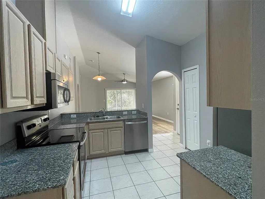 3 bed, 2.0 bath, 1372 sqft, $2,250 — Photo 3