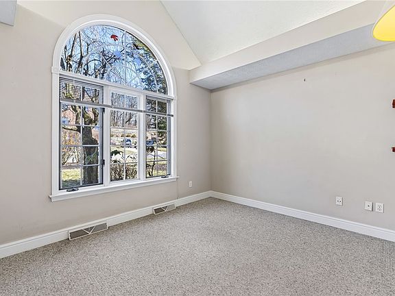 4th image of 410 Pine Valley Dr