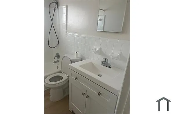 Building Photo - 1701 NE 148th St #2