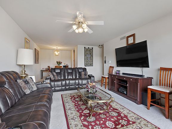 2nd image of 850 Wellington Ave Unit 312