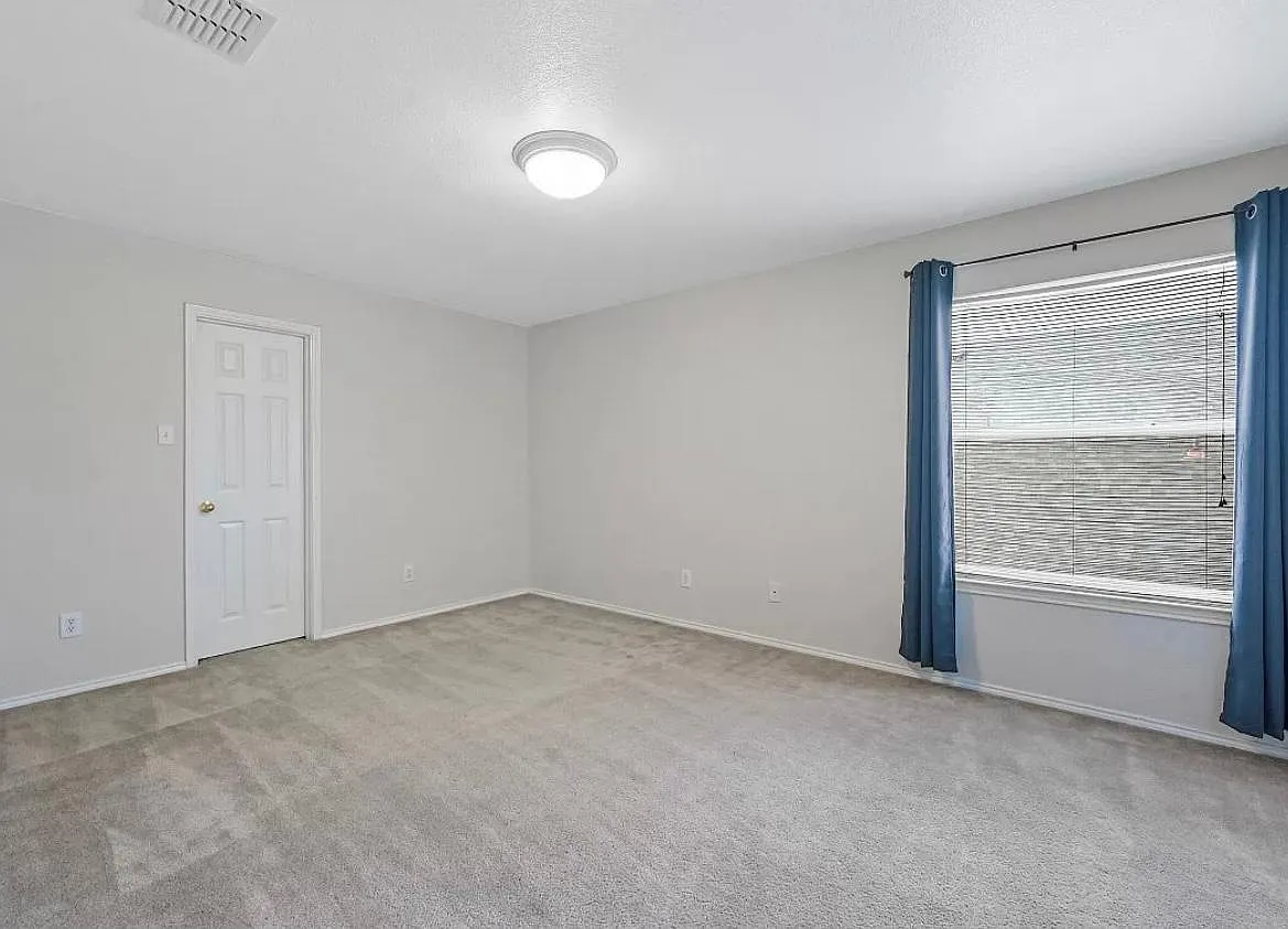 5 bed, 3033 sqft, $750 — Photo 4