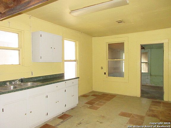 5th image of 722 S Mittman