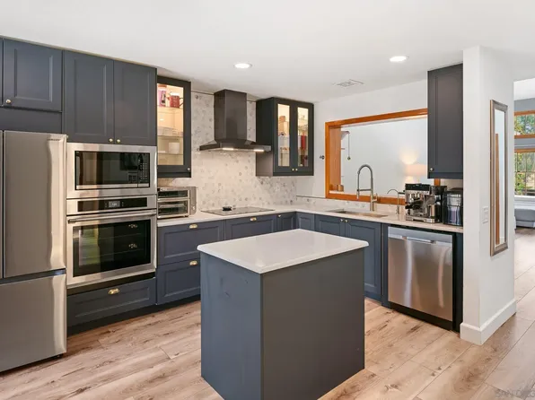 8647 Circle R Valley Ln, Escondido, CA 92026