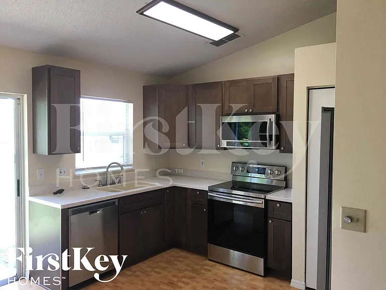 1011 Coatbridge Dr — Photo 4