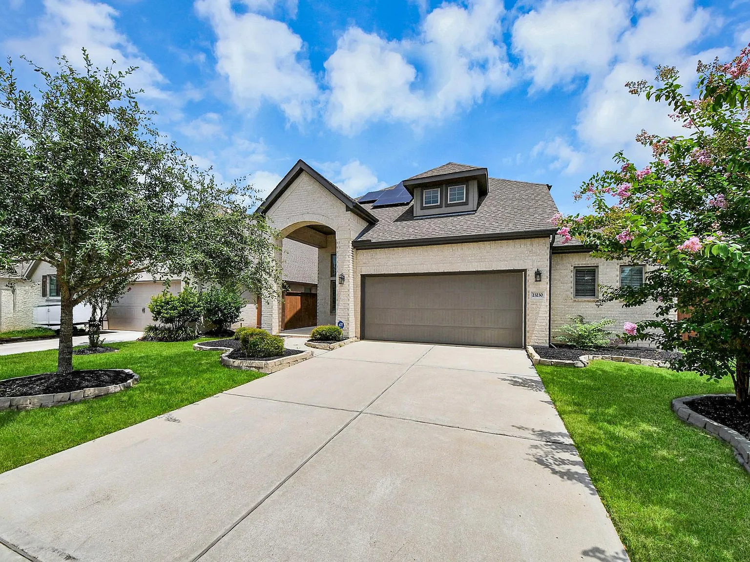 5 bed, 3.0 bath, 2592 sqft, $2,700 — Photo 2