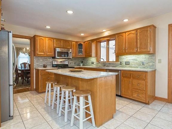 4th image of 8 Village Woods Dr
