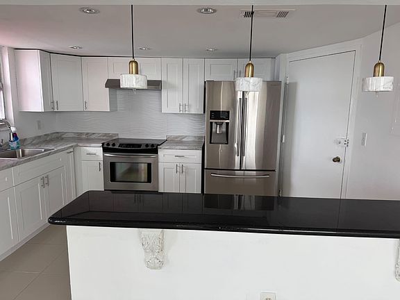 4th image of 1301 NE Miami Gardens Drive #605w