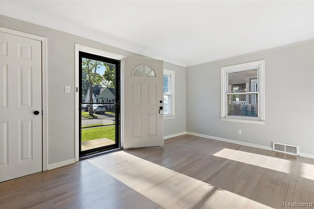 3 bed, 1.5 bath, 950 sqft, $2,400 — Photo 3