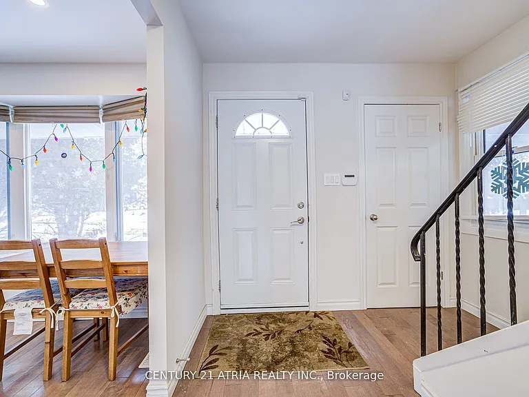 52 Applegate Cres — Photo 2
