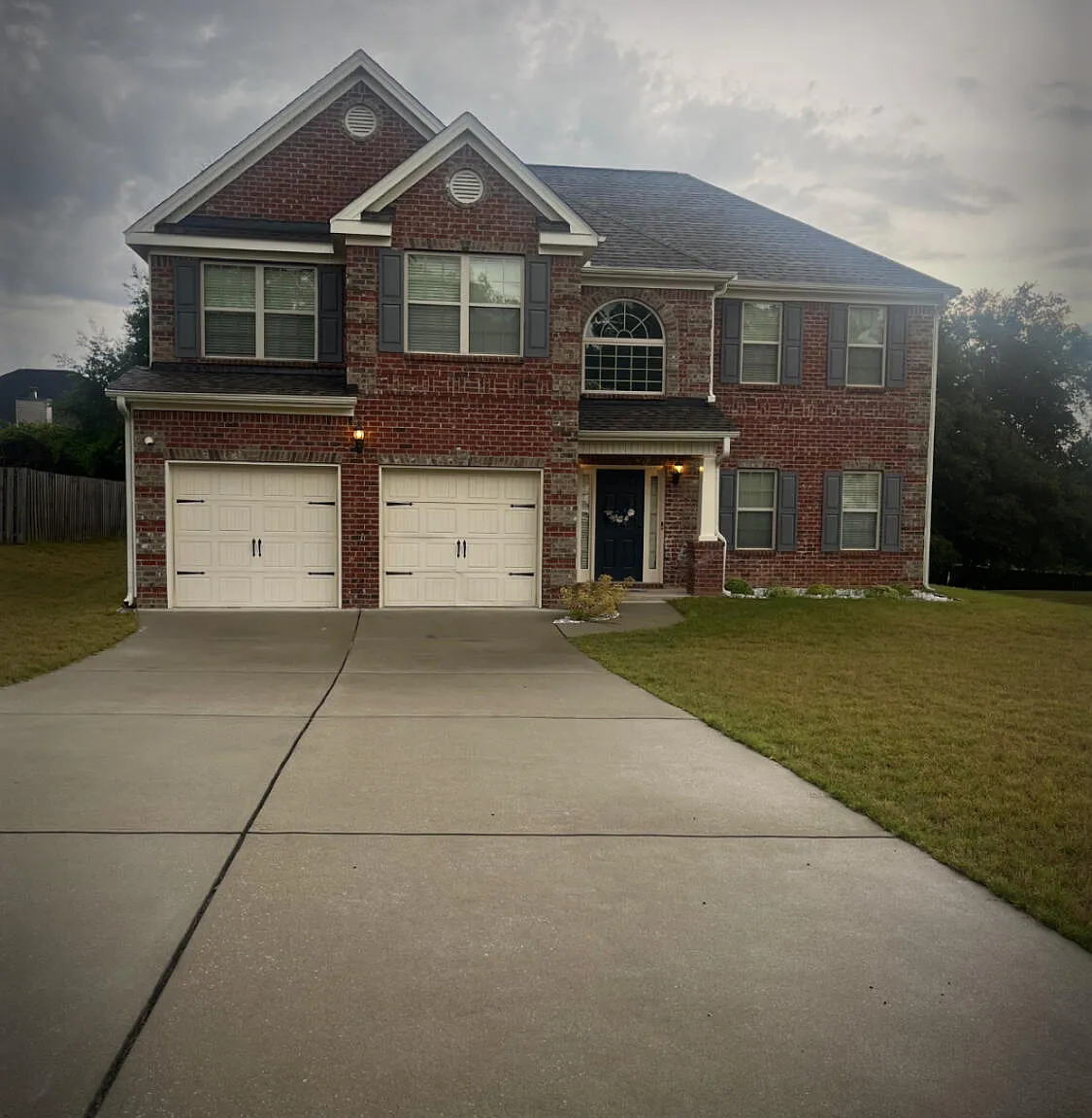 4 bed, 2.5 bath, 2560 sqft, $2,300 — Photo 1