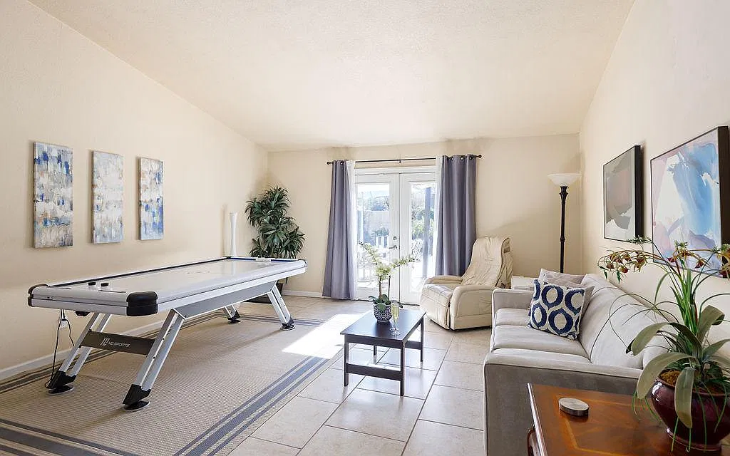 4 bed, 2020 sqft, $6,495 — Photo 3