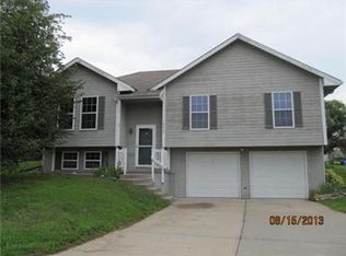 19509 Paradise Cir, Smithville, MO 64089