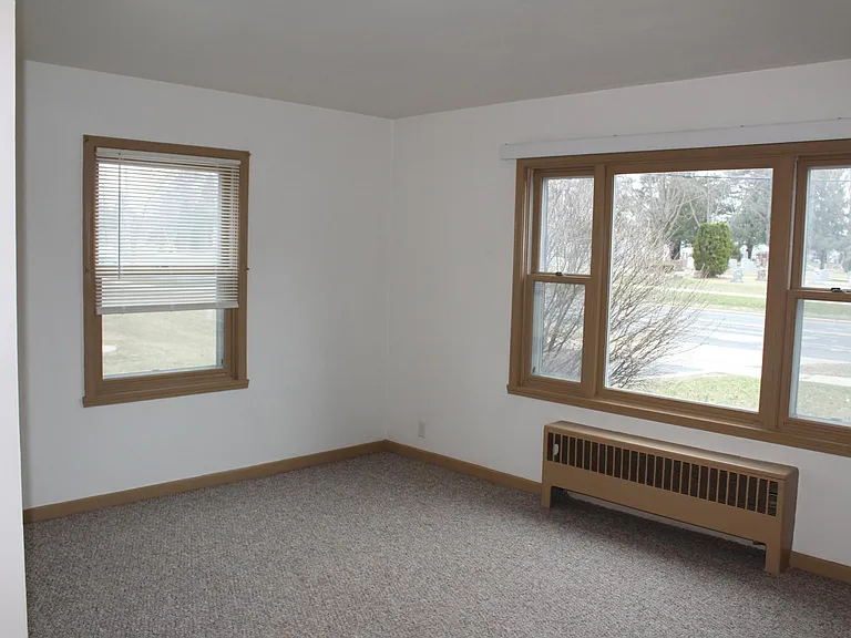 223 W Decorah Rd — Photo 2